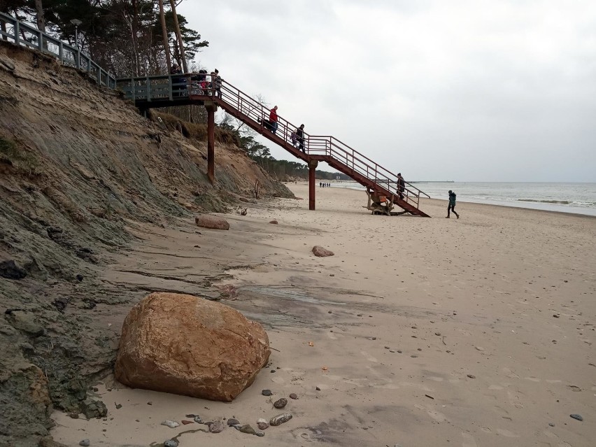 Niedzielna bezwietrzna pogoda zachęcała do spacerów po usteckiej plaży