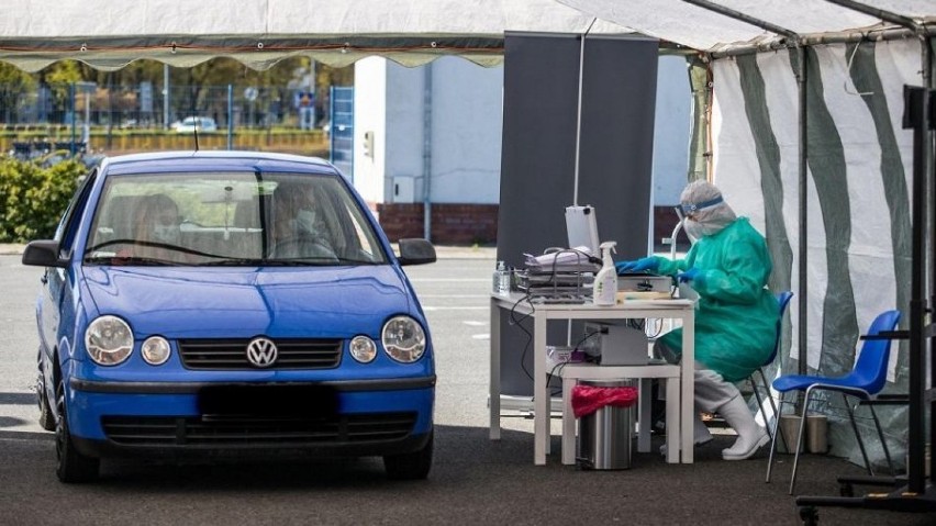 Drive - thru, czyli pierwszy punkt testów na koronawirusa bez wysiadania z samochodu stanie w powiecie opoczyńskim