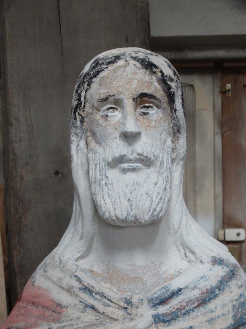 Renowacja kamiennej rzeźby z kapliczki w parku leśnym Dębina. Figura „Chrystusa bez ręki” wróci na miejsce w kwietniu {ZDJĘCIA]