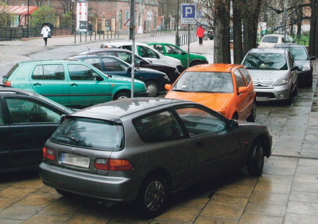 Studenci mają coraz większe problemy ze znalezieniem miejsca parkingowego przy uczelni