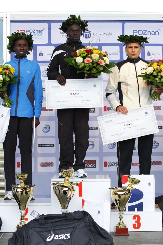 Zwycięzcy 13. Poznań Maratonu - Edwin Yator (w środku), Edwin Kirui (z lewej) i Adam Draczyński (z prawej)