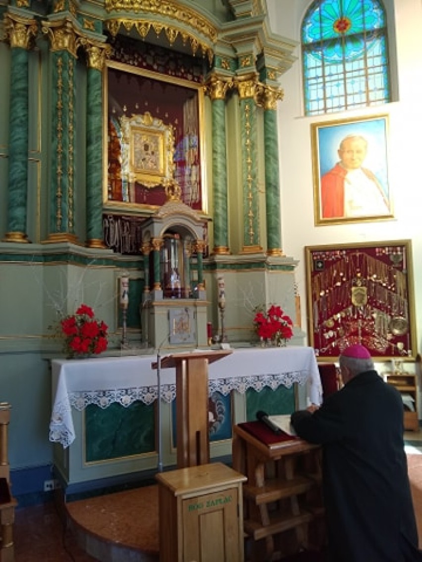 Biskup ks. Jerzy Mazur modlił się w Studzienicznej. Zawierzył diecezję ełcką Matce Bożej [Zdjęcia]