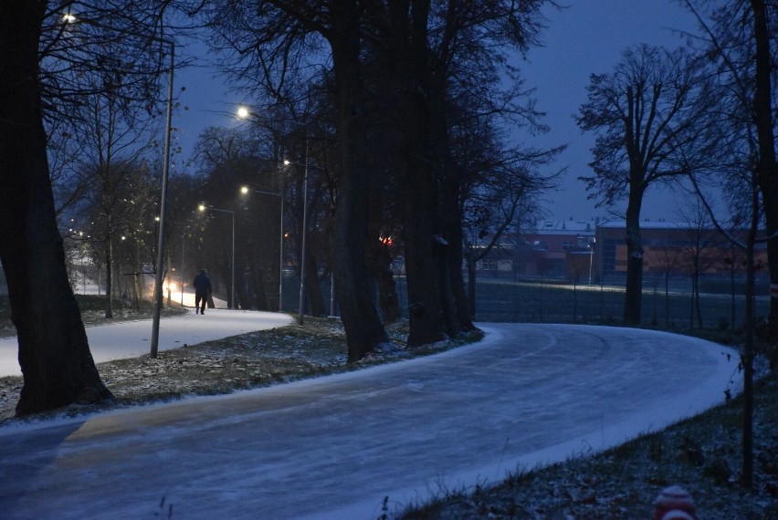 Zima jesienią, czyli biała sobota w Malborku. Co kierowcy myślą o drogowcach? Pogoda zaskoczyła tych drugich, czy nie?
