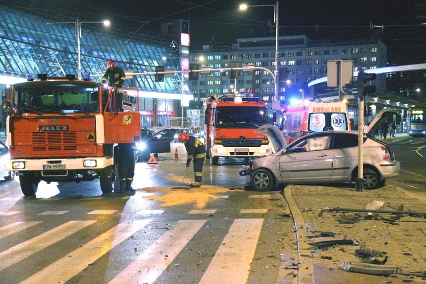 Wrocław: Zderzenie aut na Rondzie Reagana (ZDJĘCIA)