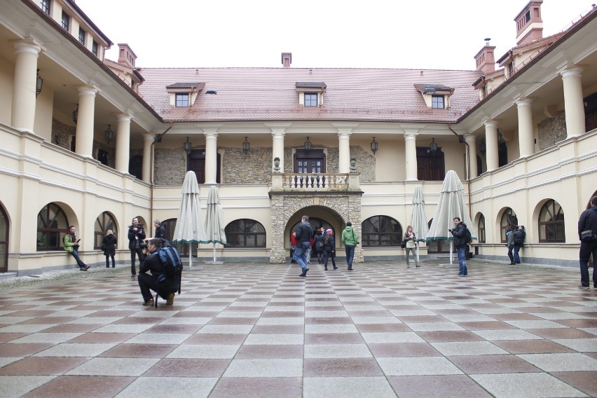 Fotograficy na dziedzińcu zamku w Starych Tarnowicach