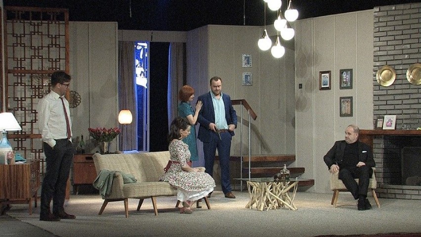 Scena ze spektaklu Złodziej w reżyserii Cezarego Żaka.