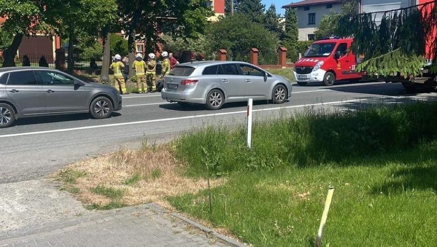Dwa wypadki na drodze krajowej pod Krakowem. Zderzenie samochodów i motocykla. Zablokowany przejazd