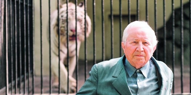 Jedno ze zdjęć w albumie "Różewicz w obiektywie Adama Hawałeja". Fotografie można oglądać w foyer Teatru Współczesnego