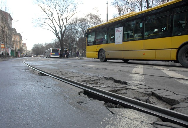 Ul. Podwale. Niebezpiecznie przy torach