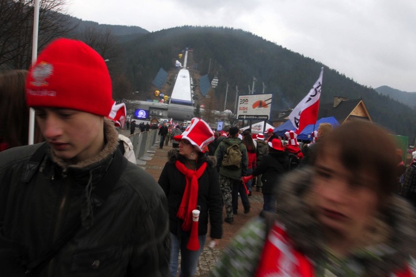 Wzruszający Skok do Celu Małysza na przekór pogodzie [ZDJĘCIA]