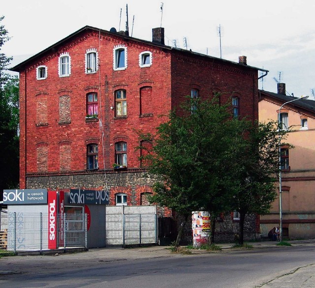 W domach przy ul. Kościuszki, w mieszkaniach komunalnych i socjalnych żyje 66 rodzin