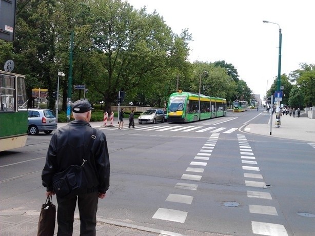 na ul. Fredry doszło do kolizji samochodu osobowego z...