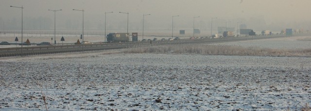 Przez blisko 18 godzin dwa pasy autostrady na odcinku pomiędzy Kątami Wrocławskimi a Kostomłotami były zupełnie puste. Oczywiście poza miejscem karambolu.