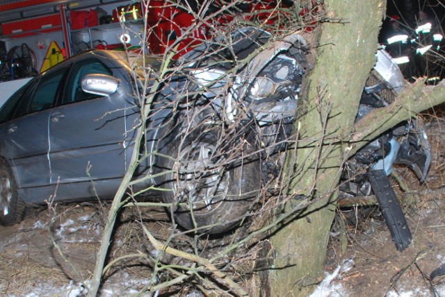 Wypadek w Zawadzie Pilickiej. Dwie osoby trafiły do szpitala.