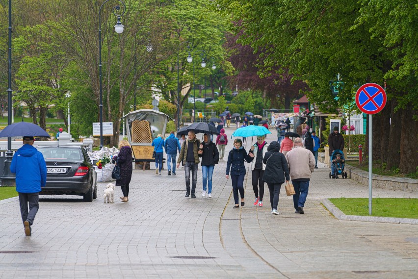 Krynica - Zdrój. Deszczowy weekend nie odstraszył turystów. Uzdrowisko tętni życiem [ZDJĘCIA]