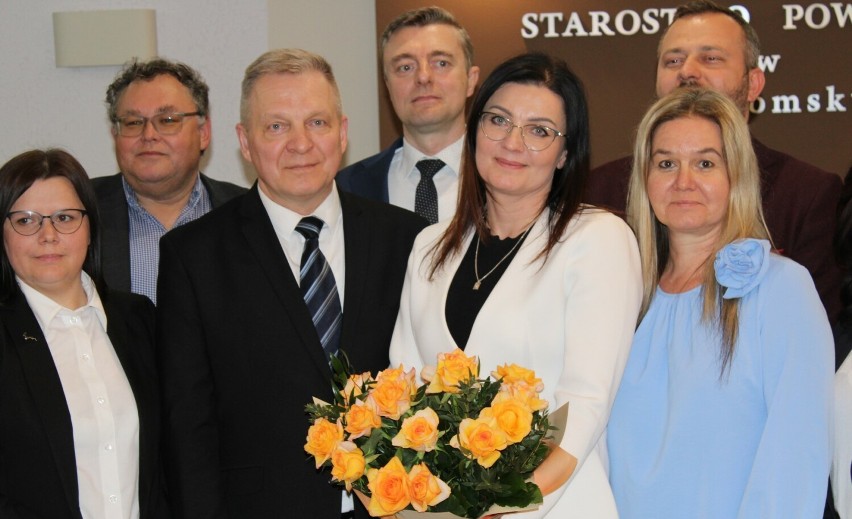 Ostatnia sesja rady powiatu w tej kadencji w starostwie w Radomsku. Były podziękowania, kwiaty i łzy wzruszenia. ZDJĘCIA