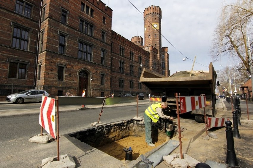 Wrocław: Remont Podwala jeszcze się nie zakończył, a już rozkopali jezdnię (ZDJĘCIA)