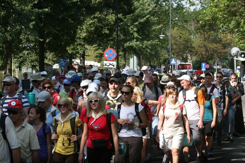 Cztery tysiące pielgrzymów z Rybnika jest już w drodze na Jasną Górę [ZDJĘCIA]