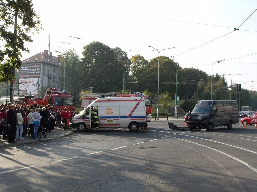 POZNAŃ - Karetka jadąca na sygnale zderzyła się z autem dostawczym. ZDJĘCIA