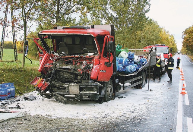 Na szczęście nie doszło do eksplozji butli z gazem, które ostatecznie zostały przeładowane na inne auto