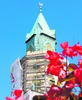 Pomalowali elewację Wieży Trynitarskiej na oliwkowo