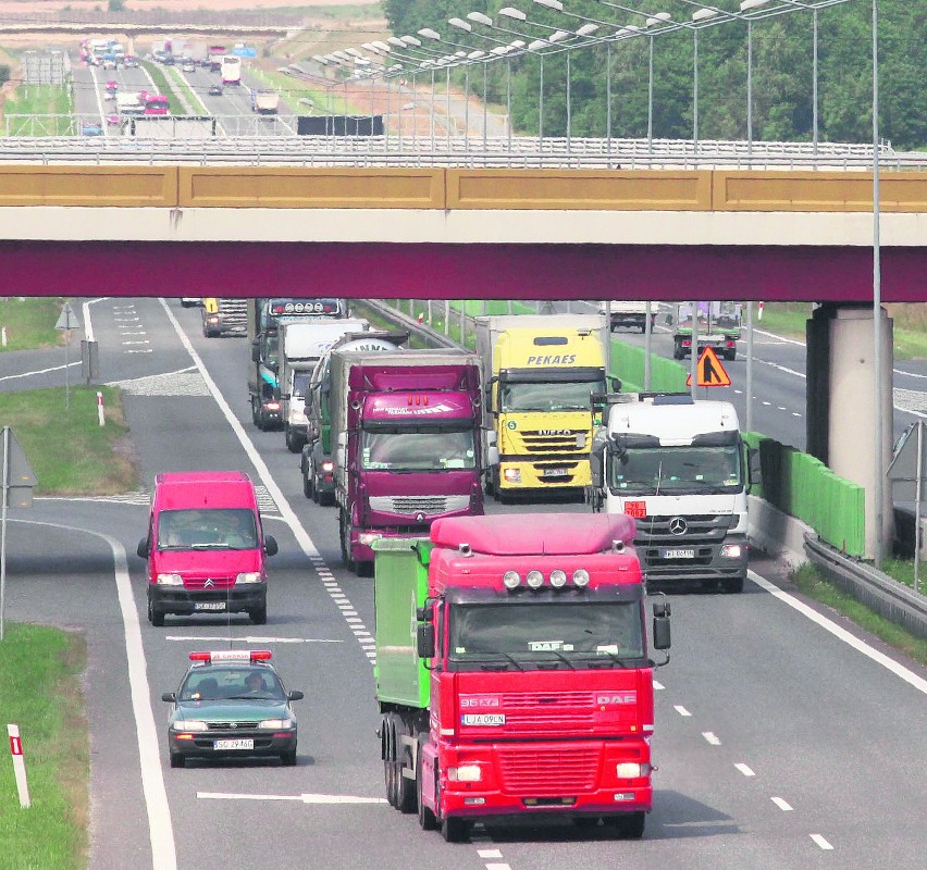 Opłaty za autostrady w Polsce. TIR-y omijają bramki, miasta płaczą