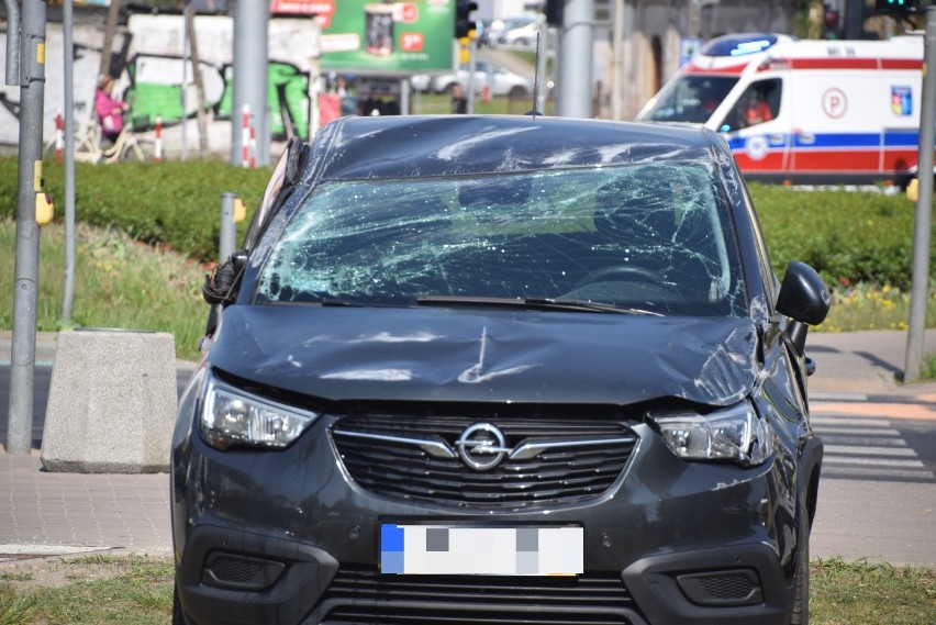 Wypadek przy kościele Św. Rocha. Dachowanie na al. Piłsudskiego w Białymstoku. Wypadek zakorkował centrum 