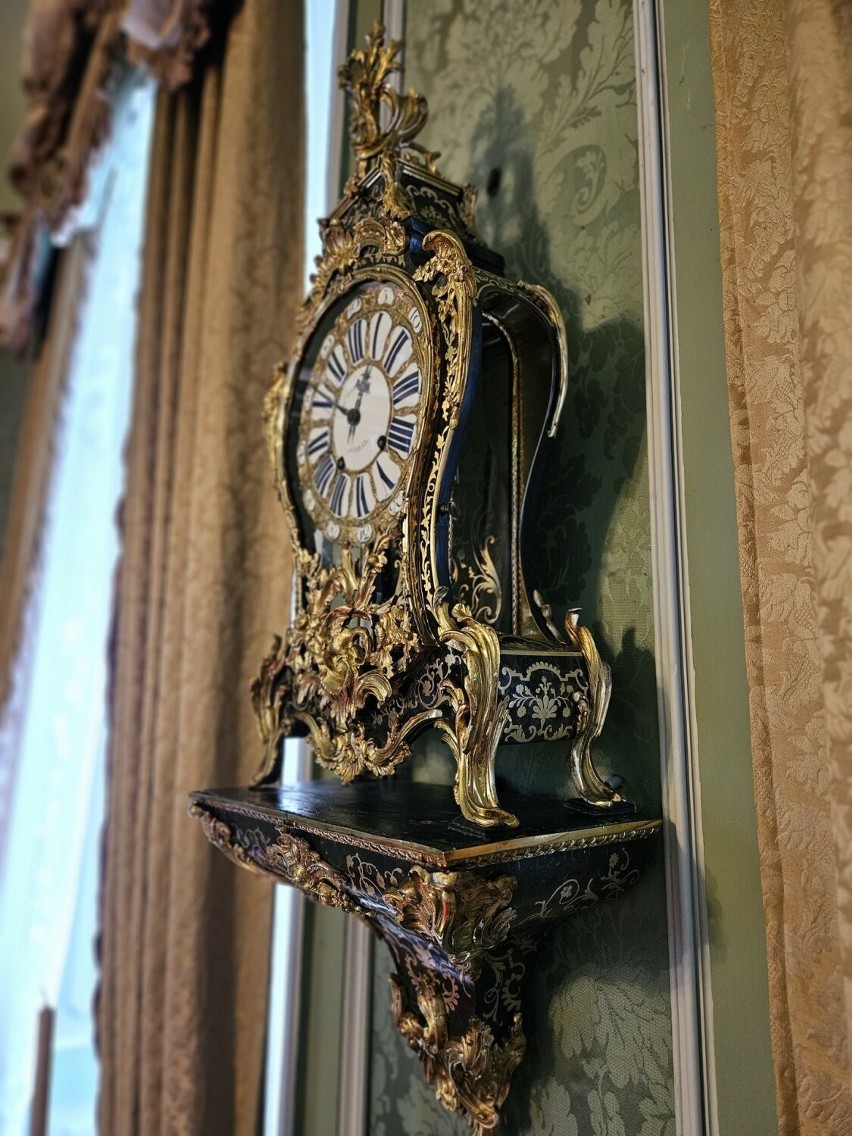 Francuski zegar konsolowy w stylu Boulle to nowość na ekspozycji w Muzeum - Zamku w Łańcucie  [ZDJĘCIA]