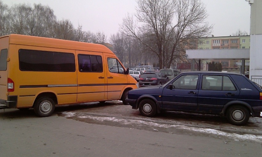 Parkowanie przed UM w Świdniku (zdjęcia Czytelnika)