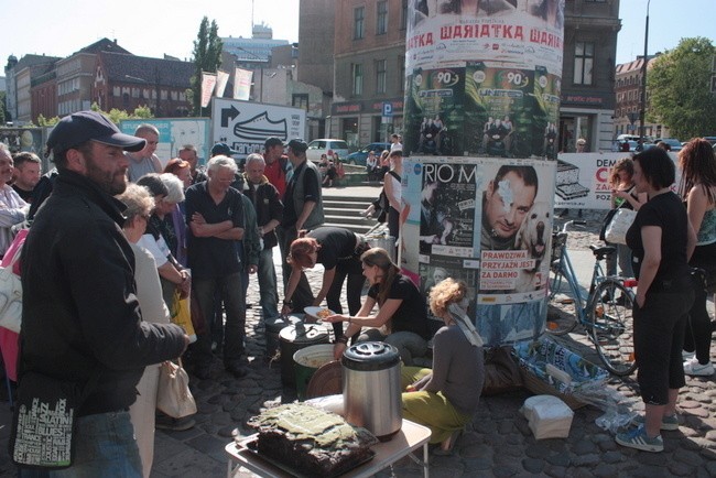 Poznań: Rozdawali jedzenie w proteście przeciw Euro 2012 [ZDJĘCIA]