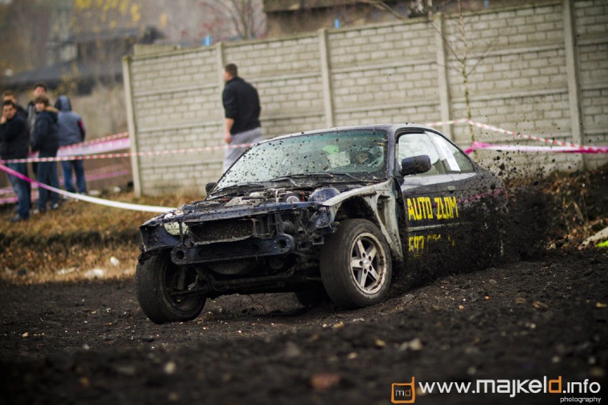 Wrak-Race Siesia to mordercze wyścigi samochodów które "lata świetności" mają już za sobą.