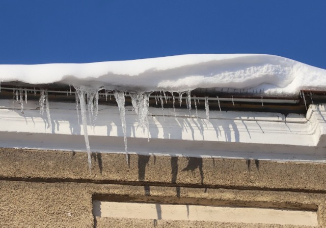 Po wielkiej śnieżycy śnieg z radomskich dachów zaczyna topnieć, trzeba usuwać sople i nawisy śnieżne.
