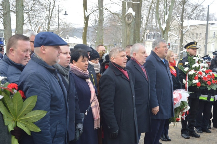 Liczne delegacje spotkały się w środę pod pomnikiem Matki...