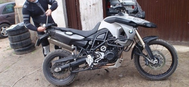 Ten motocykl BMW zniknął z hotelowego parkingu 5 sierpnia. Właściciel wyznaczył nagrodę