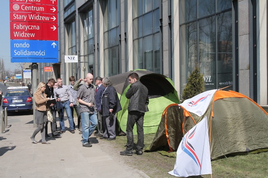 Emeryt protestuje przed NFZ w Łodzi. Chce szybszego leczenia [ZDJĘCIA]