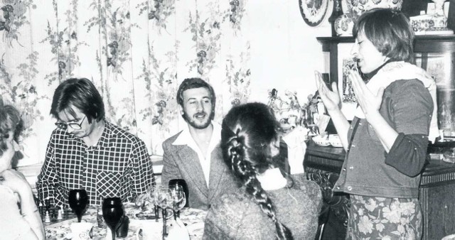 Mieszkanie na Ogarnej, lata 80. Od lewej: siedzą Wojciech Bubella, Jan Karolik, Bożena Rybicka (tyłem).