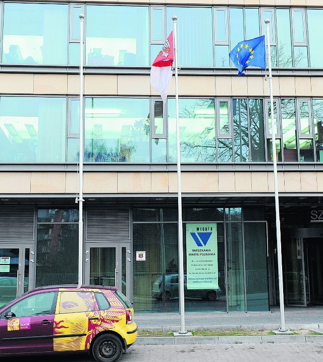 Flaga poznańskiego dewelopera Dariusza Wechty już nie będzie powiewać obok barw marszałka.