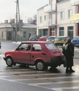 Parkują na znaku drogowym