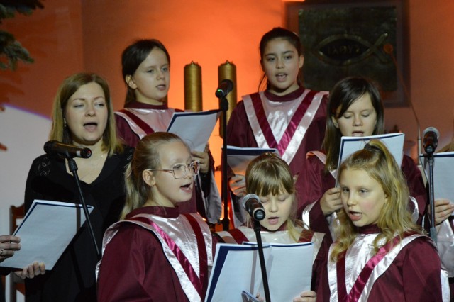 Schola parafialna "Adoramus" pod kierownictwem Doroty Mikołajczak wystąpiła z repertuarem świątecznym w duchu Bożego Narodzenia.