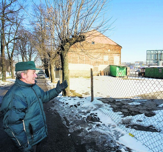 Mijają tygodnie, a z chodnika nie da się korzystać