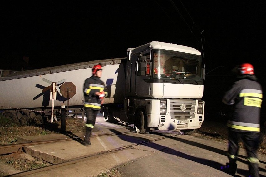 TIR zablokował tory kolejowe między Łodzią a Kutnem.