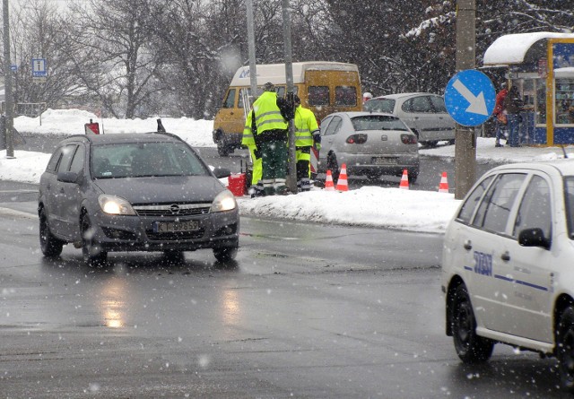 We wtorek już drugi dzień drogowcy pracowali nad naprawą sygnalizacji przy ul. Krakowskiej