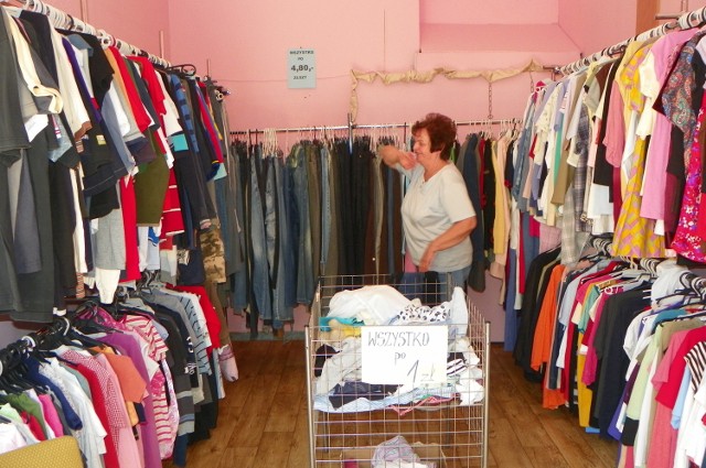 Polacy coraz częściej kupują ubrania w lumpeksach