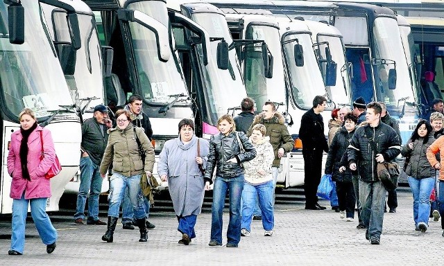 Do fabryk w Biskupicach Podgórnych kilkadziesiąt autobusów codziennie przywozi do pracy tysiące osób