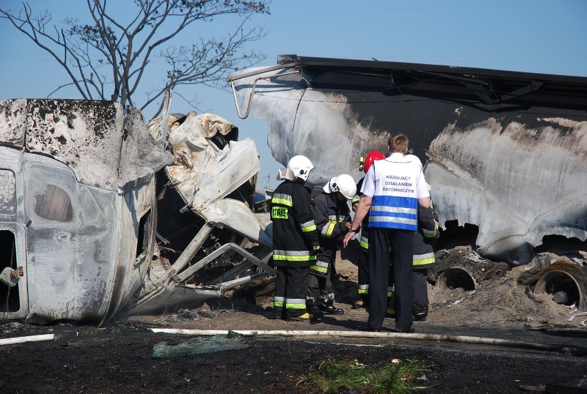 Smolice - Tragiczny wypadek: spaliły się trzy tiry, dwaj kierowcy nie żyją (FOTY)