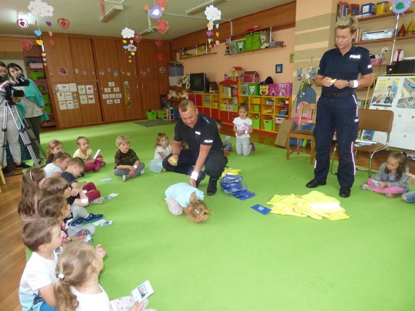 Policjanci odwiedzili maluchy z Przedszkola nr 1 w Lęborku ZDJĘCIA