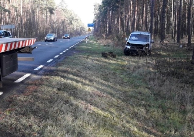 Kierujący citroenem najprawdopodobniej w nocy wypadł z drogi na wysokości skrzyżowania do Kaczenic.