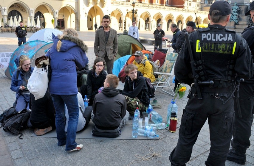 Kraków. Pamiętacie ten protest aktywistów? 10 lat temu zlikwidowano miasteczko namiotowe na Rynku Głównym