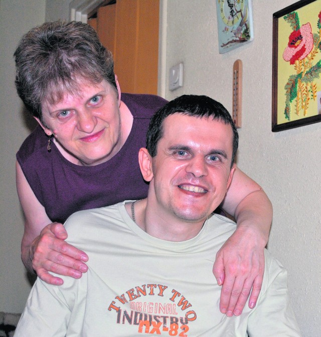 Marek Bieniek od ośmiu lat porusza się na wózku inwalidzkim. Opiekuje się nim mama Irena