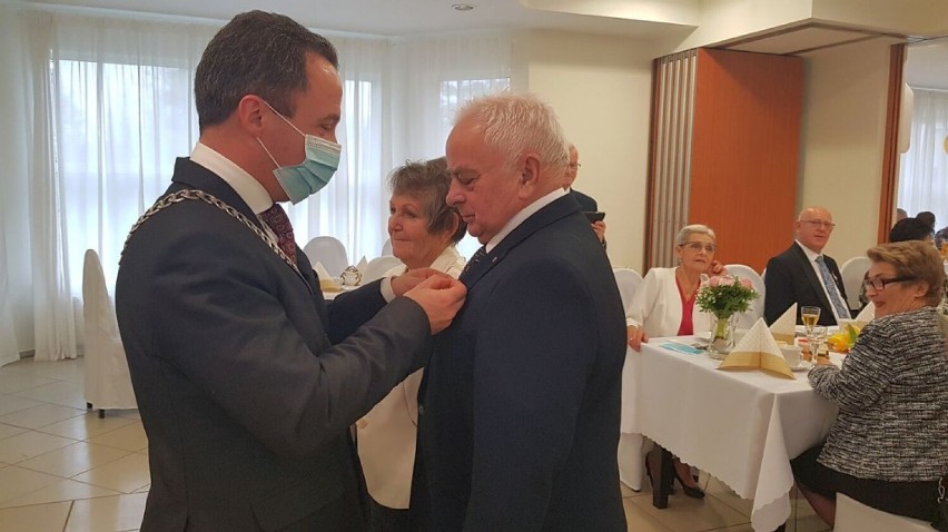 Wolsztyn: 39 par otrzymało medale z okazji 50-lecia pożycia małżeńskiego
